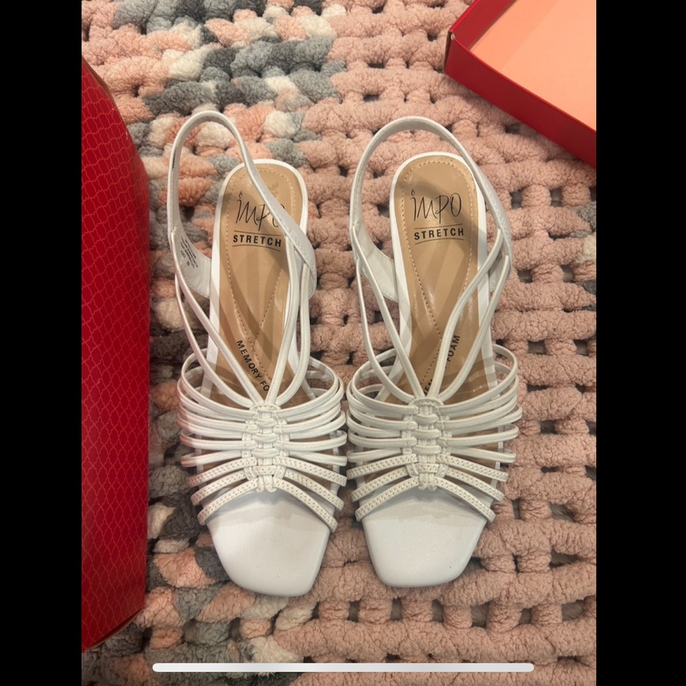 Size 8.5 Kelly and Katie white sandal memory foam stretch
